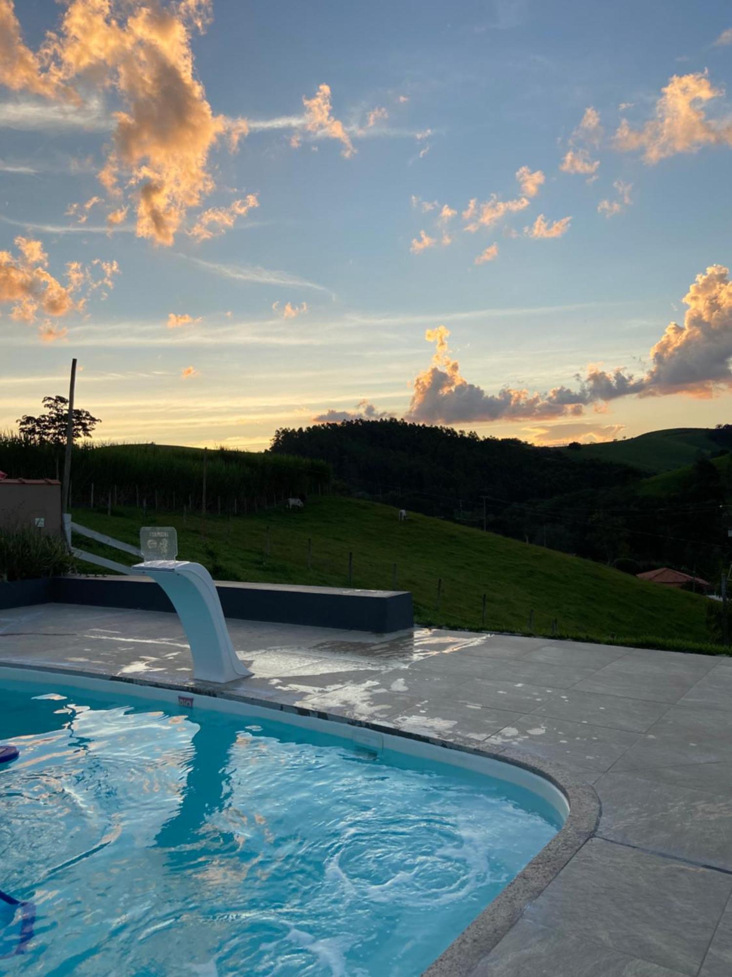 Recanto Da Alegria - Casa Em Com Piscina, Churrasqueira,lareira,deck, Banco De Coracao Cunha